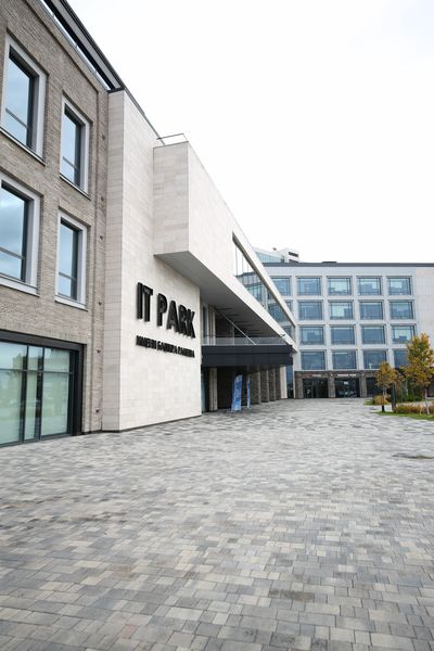 IT Park Башира Рамеева — общий вид здания с масштабным витражным остеклением