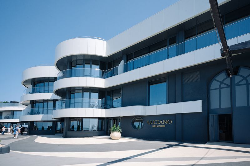 Посейдон Luciano Hotel SPA Sochi — витражное остекление с видом на море