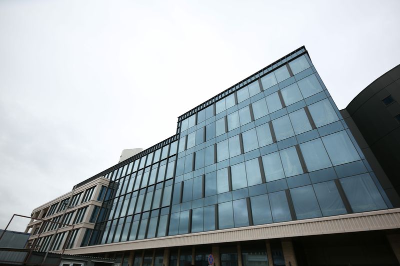 Торговый центр Suvar Plaza Казань — общий вид здания с витражным остеклением